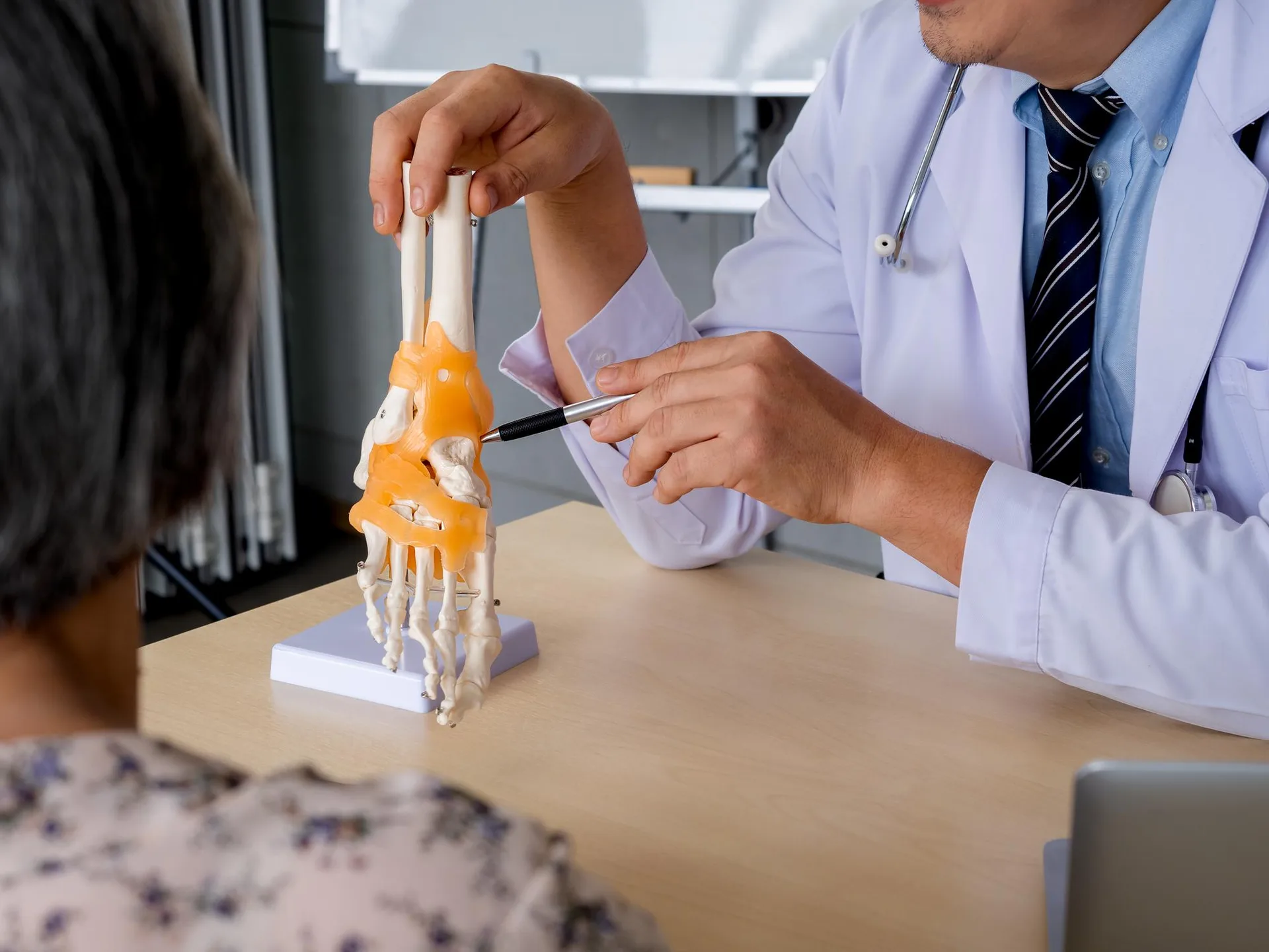 Best Orthopedic Surgeon In Noida - What To Look For And How To Choose